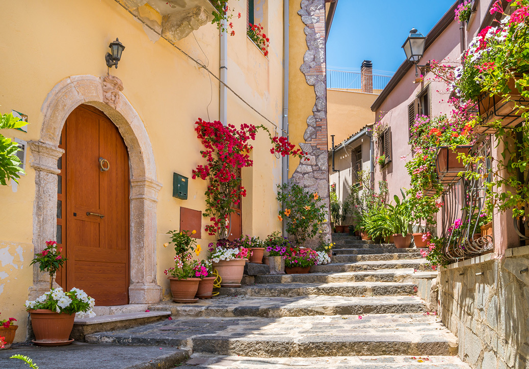 https://www.avvocatopaissoni.it/wp-content/uploads/2024/11/house-in-italy-home-01.jpg